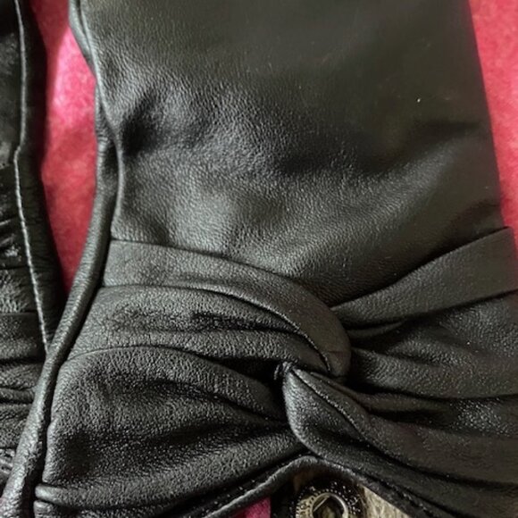 Danier Leather Black Gloves NWT  - Size M - Picture 12 of 13
